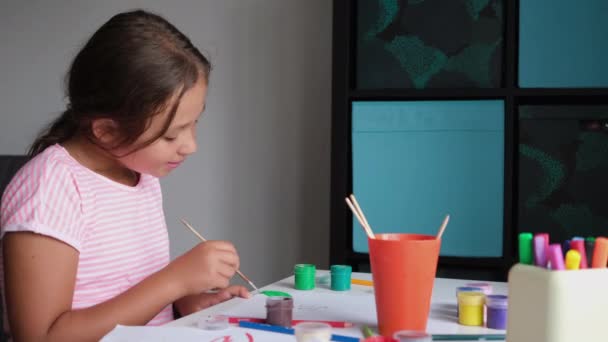 4k. μικρό χαριτωμένο καυκάσιο κορίτσι ζωγραφίζει στο σπίτι - Πλάνα, βίντεο