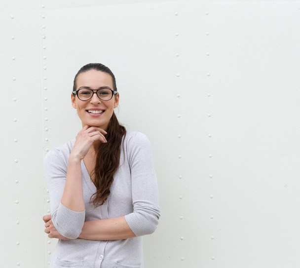junge Frau mit Brille lächelt - Foto, Bild