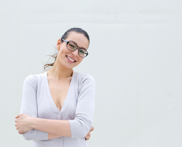 Женщина в очках улыбается
  - Фото, изображение