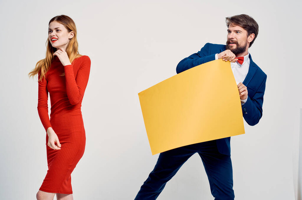 jeune couple avec jaune maquette publicité émotions vente Copier espace - Photo, image
