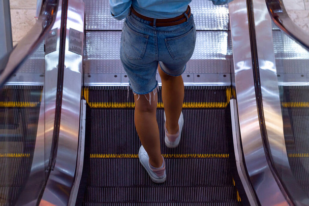 Moderne roltrap met trap in het winkelcentrum  - Foto, afbeelding