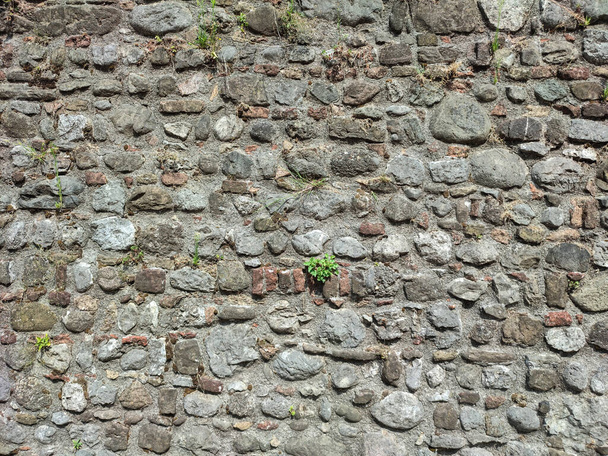 Die alte Mauer besteht im Detail aus Steinen - Foto, Bild