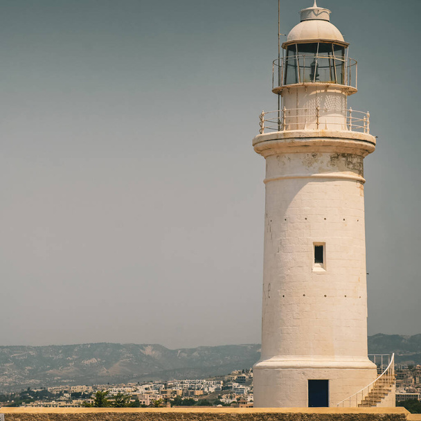 PAPHOS, CYPRUS - Temmuz 2021: Kıbrıs Rum Kesimi 'nin Paphos kentindeki Arkeoloji Parkındaki Deniz Feneri - Fotoğraf, Görsel