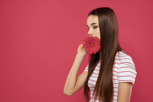 Menina alegre morena flor vermelha romance de moda - Foto, Imagem