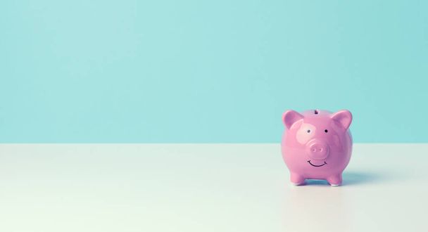 keramické růžové prasátko banka na modrém pozadí. Koncept zvýšení příjmů z bankovních účtů, úspor, kopírovacího prostoru - Fotografie, Obrázek