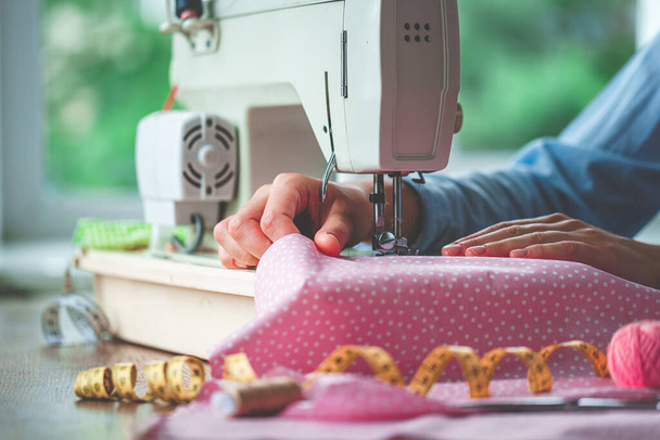 Electric sewing machine and different sewing accessories during sewing process  - Foto, Imagem