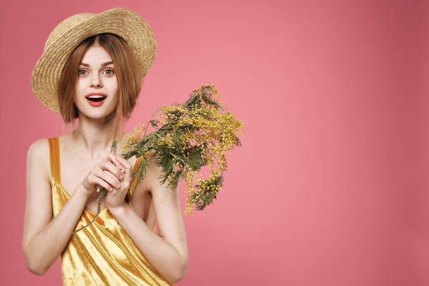 mujer bonita vestido dorado flores romance verano humor decoración - Foto, imagen