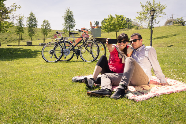 Pariskunta rakastunut ottaa selfie kuva puistossa
 - Valokuva, kuva