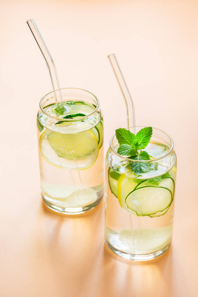 Agua de Sassi. Bebida de desintoxicación con limón, pepino, jengibre y menta. Concepto de comida saludable - Foto, Imagen