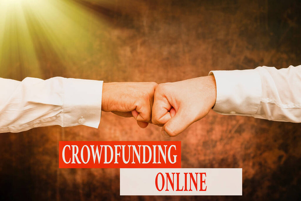 Teken met Crowdfunding Online. Word Geschreven op het ophalen van kleine hoeveelheden geld van vele tonen Twee professionele goed geklede zakelijke zakenmensen Handdruk Binnen - Foto, afbeelding