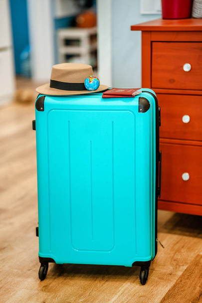 Pasaporte ruso en una maleta de viaje. Concepto de viaje, accesorios de vacaciones - Foto, Imagen