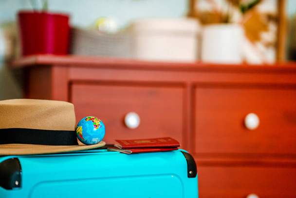 Orosz útlevél egy utazási bőröndön. Utazási koncepció, nyaralás tartozékok - Fotó, kép