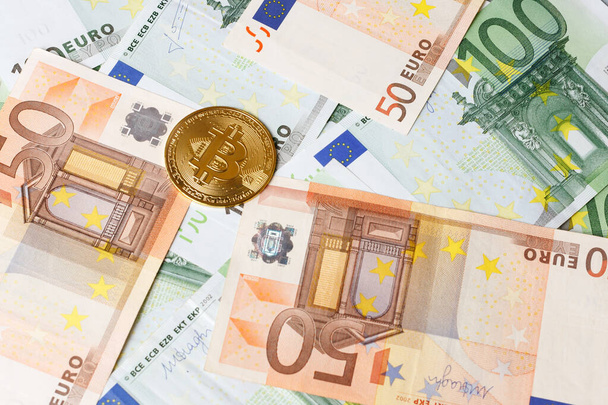 bitcoin na banknotach euro. zbliżenie. wymiana finansowa - Zdjęcie, obraz