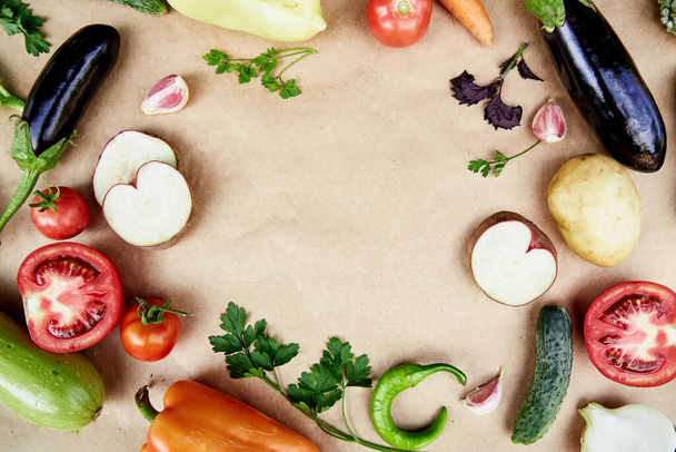 Rama warzyw: burak, bazylia, bakłażan, pietruszka, papryka, papryka, ziemniaki, ogórek, marchew. Włoski przepis warzywny. Weganizm żywności koncepcji.Widok z góry, przestrzeń kopiowania. Wysokiej jakości zdjęcie - Zdjęcie, obraz
