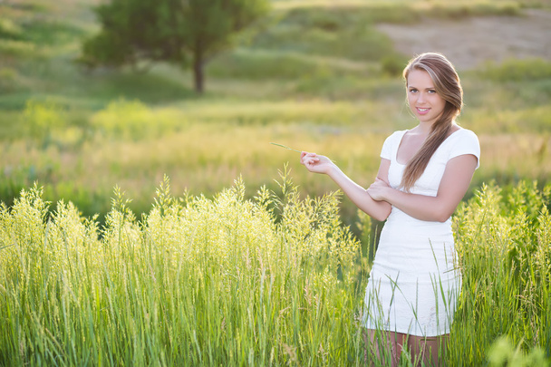 Rubia joven seductora en el prado
 - Foto, imagen