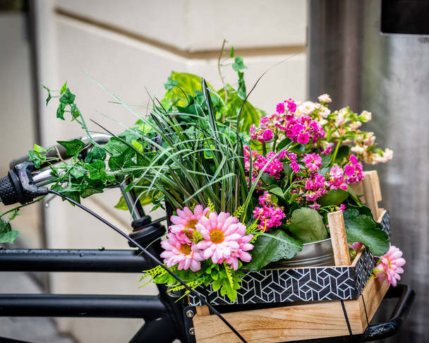 自転車の上の花籠の通りの写真、新鮮な花を見ての通りの写真 - 写真・画像