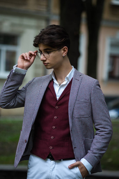  handsome young man in glasses posing  - Foto, imagen