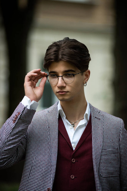  handsome young man in glasses posing  - Foto, immagini