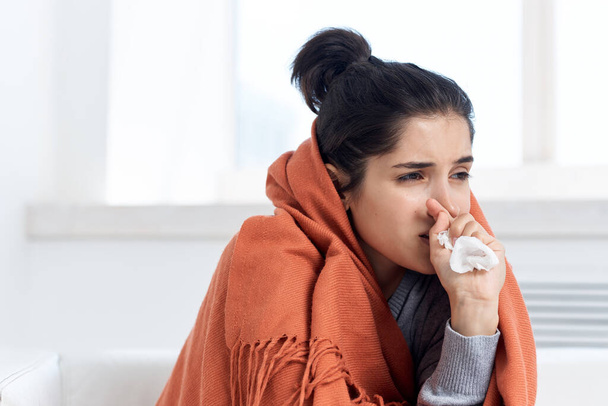 vrouw bedekt met een deken thuis drinken geneeskunde - Foto, afbeelding