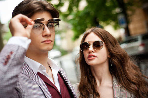 young couple in sunglasses on the street - Foto, Imagen