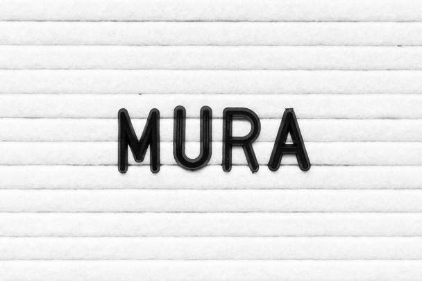 Μαύρο αλφάβητο γράμμα στη λέξη mura σε λευκό φόντο πίνακα τσόχας - Φωτογραφία, εικόνα