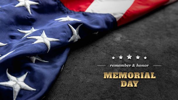 Happy Memorial Day Konzept. Amerikanische Flagge vor schwarzem Hintergrund. - Foto, Bild