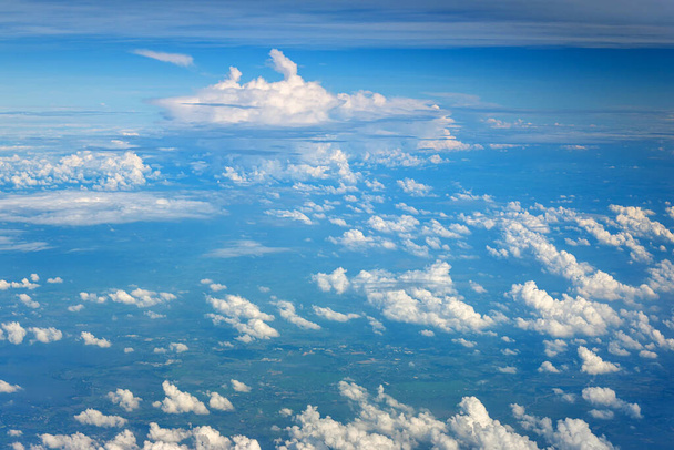 Chmury przed niebieskim widokiem nieba przez okno samolotu na tle. Nad chmurami, latające w powietrzu - Zdjęcie, obraz