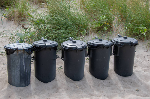 Pięć koszy na śmieci na plaży - Zdjęcie, obraz