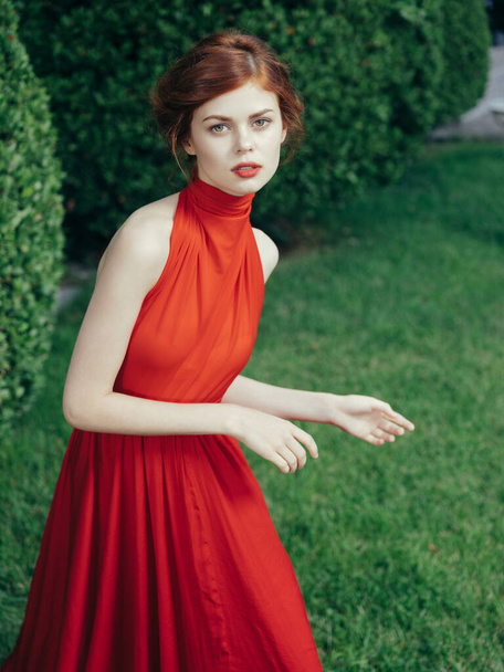 jolie femme en robe rouge maison jardin style gothique - Photo, image