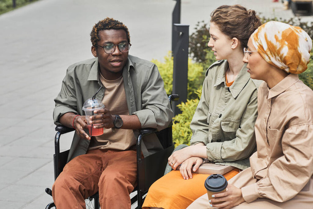 Fogyatékos fekete férfi megosztani történet barátaival - Fotó, kép