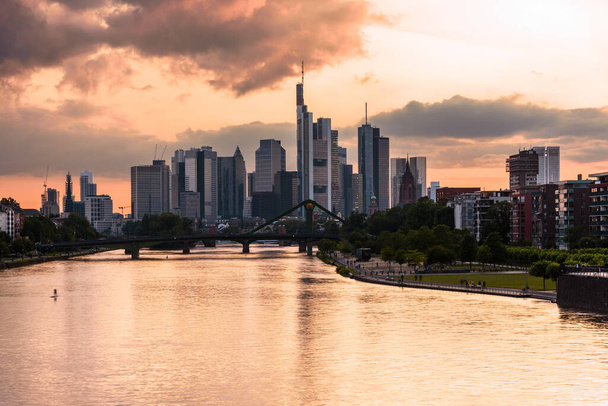 Vista do horizonte do distrito financeiro de Frankfurt ao pôr do sol no verão - Foto, Imagem