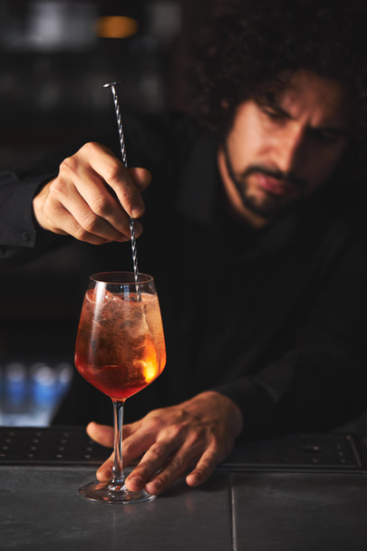 Mixologe rührt venezianischen Spritz in Bar - Foto, Bild