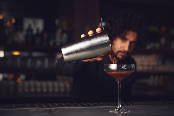 Mixólogo vertiendo cóctel en el bar - Foto, imagen