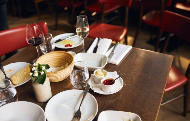 Platos usados en la mesa en restaurante después de la comida - Foto, imagen