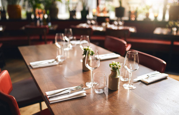 Glasses and cutlery on table in restaurant - Φωτογραφία, εικόνα