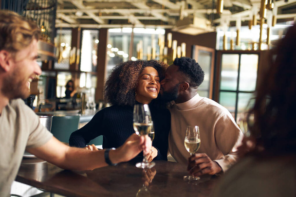 Hombre besándose mujer en bar de vinos - Foto, imagen