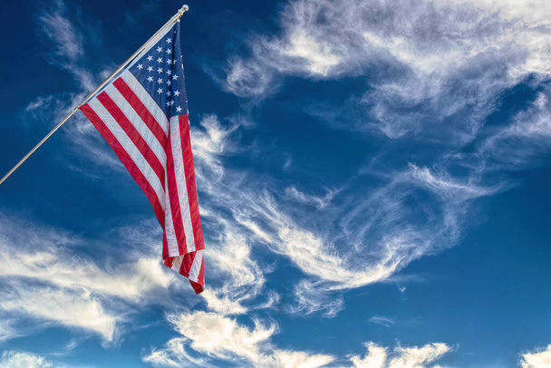 Bandeira americana no pano de fundo do céu azul - Foto, Imagem