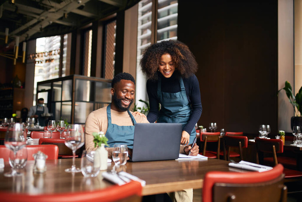Менеджеры ресторанов работают с ноутбуками - Фото, изображение