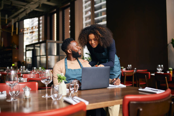 Propietarios de restaurantes trabajando con laptop - Foto, Imagen