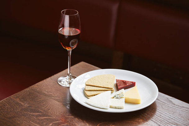 Viini ja juusto lautasen ravintolassa - Valokuva, kuva