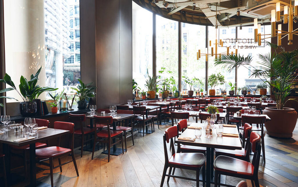 Elegante restaurante interior con mesas - Foto, Imagen