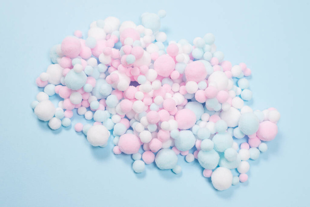 Λευκό, ροζ και μπλε μαλακά pompons ως φόντο. Φωτεινό φόντο. - Φωτογραφία, εικόνα