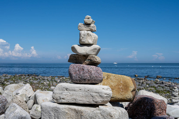 Una pila de piedras en una playa - Foto, imagen