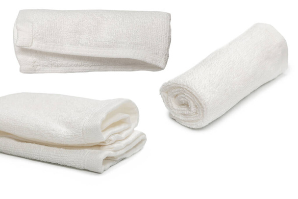 Asciugamano di cotone soffice bianco isolato su uno sfondo bianco. Spa e resort.  - Foto, immagini