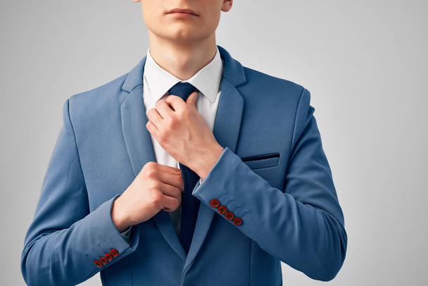 biznes człowiek w garniturze prostuje jego krawat profesjonalne biuro - Zdjęcie, obraz