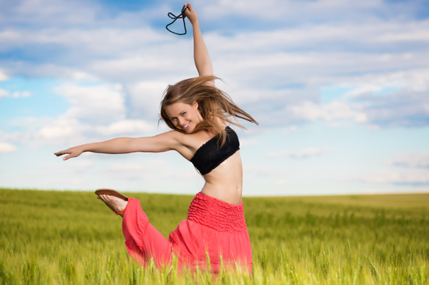 hravé mladá žena na poli pšenice - Fotografie, Obrázek