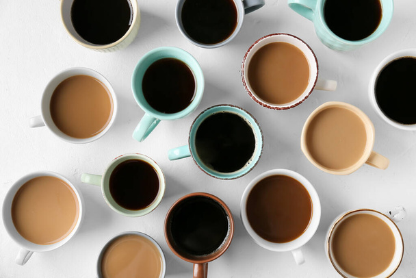 Kaffeebecher auf Grunge-Hintergrund - Foto, Bild