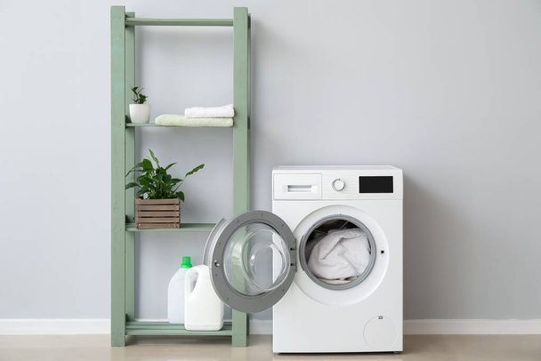 Badezimmer mit moderner Waschmaschine - Foto, Bild