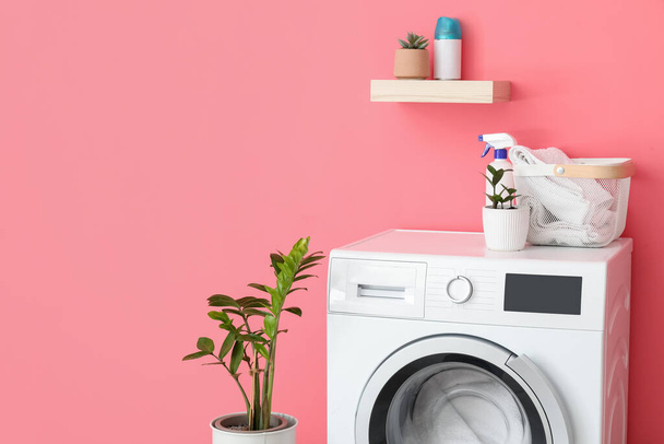 Máquina de lavar roupa moderna com lavanderia no banheiro - Foto, Imagem