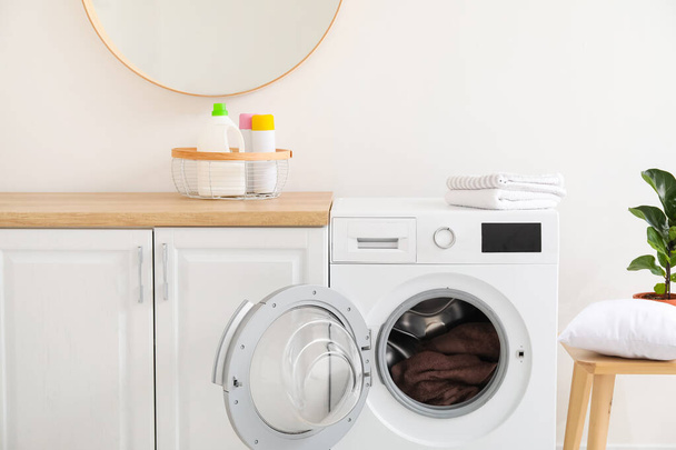 Máquina de lavar roupa moderna na cozinha - Foto, Imagem